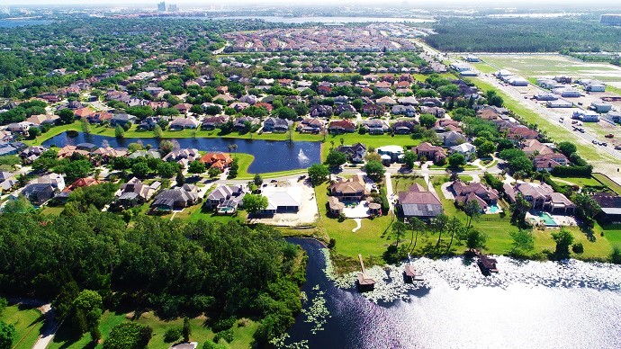 A lakefront community in Orlando with amenities and nearby attractions