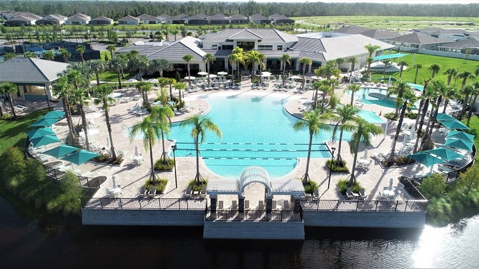 Del Webb Sunbridge Amenity Center with luxurious clubhouse, onsite tavern and a central pool